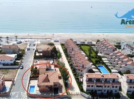 Arenda Clara villa con piscina privada al lado de la playa, cottage a Hospitalet de l'Infant