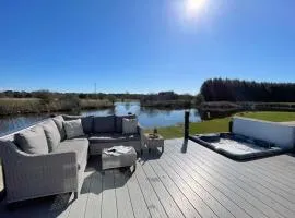 Beautiful Luxury Lakeside Lodge Hot Tub Views Pass the Keys