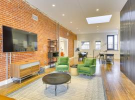 Downtown Omaha Getaway with Deck and Gas Grill!, hotel in Omaha