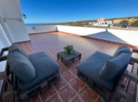 Casa Abona, precioso ático con wifi gratis y vistas increíbles al mar y la montaña, olcsó hotel La Sabinita városában