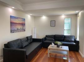 Comfy place with all, cabana o cottage a Revesby