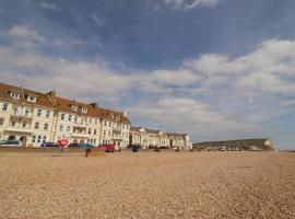 The Courtyard, 30 Seconds to Sea By Air Premier, beach hotel in Seaford