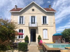 Saint James House, budget hotel sa Pons