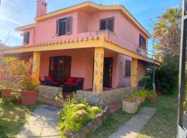 Lovely home 5 min walk to the beach, 3 bedrooms ample outdoor relax and WIFI, cottage in Santa Luria