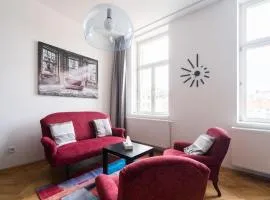 Stylový byt s červenou pohovkou kousek od hlavního nádraží