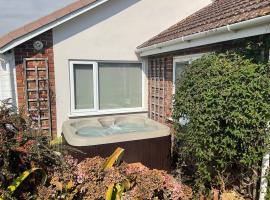 Hot Tub Beach Bungalow - free parking & child friendly, gisting í South Hayling