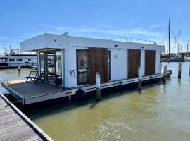 Luxury Houseboat Liberdade with sauna and dinghy, hótel í Monnickendam