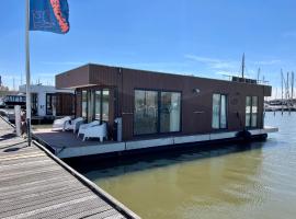 Surla luxury sailing Houseboat Splendid at Marina Monnickendam、モニキンダムのホテル