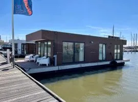 Surla luxury sailing Houseboat Splendid at Marina Monnickendam