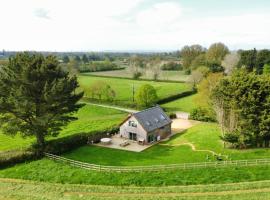 Deer Den timber clad cabin with hot tub, up private lane, casa a Cullompton