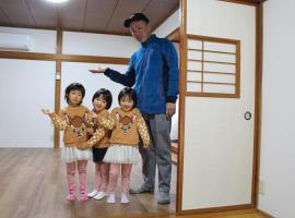 JR福井駅東口から徒歩7分(550m)。一棟貸切民泊トリプレッツ, hotel v destinaci Fukui
