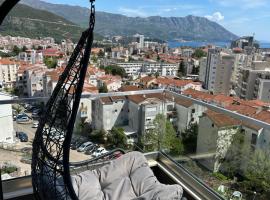 Deniz manzaralı ferah daire, hotel i Budva