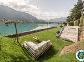 Luxury Villa Pernette, vue lac et plage privée - LLA Selections by Location Lac Annecy、ドゥサールのコテージ