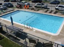 Bayside 1st Floor OC 2 br/1ba pool condo close to Jolly Roger/Convention Center