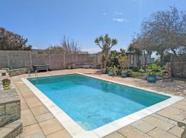 East Creek home by the sea with pool, homestay sa Dorchester