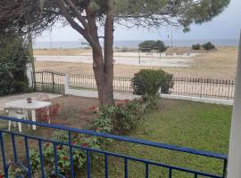 By the sea dome, hotel with parking in Maronia