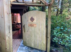 Forest Sweet Retreat Hot Tub & Wood Fired Sauna, B&B di Ucluelet