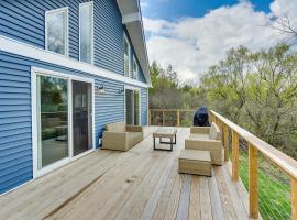Sleepy Hollow Lake Home with Deck, Pool Access!、Athensの別荘
