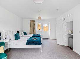 Number 4 - Lytton Tree Lodge, Reydon, Southwold, hotel in Reydon