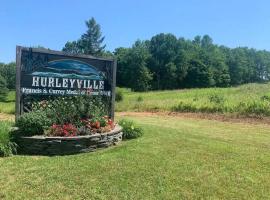 Chic Catskills Getaway Bungalow, bungalow en Hurleyville