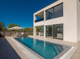 Luxury Villa Weiss - Malinska - heated Pool, hytte i Malinska