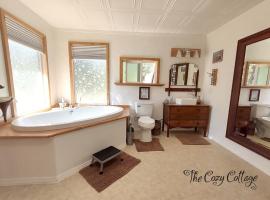 Cozy Cottage: Miramonte şehrinde bir otoparklı otel