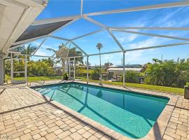 Blue Flamingo - Pool, Sunsets, Dock, Lift, Direct Gulf Access!, familiehotel i Cape Coral