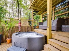 Waterfront Ozarks Home with Hot Tub, Bar and Dock，Rocky Mount的飯店