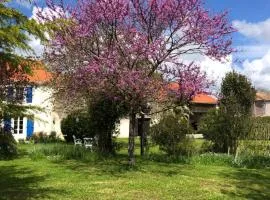 AU DOMAINE DES OISEAUX ses chambres sa gloriette insolite face à l'étang bucolique