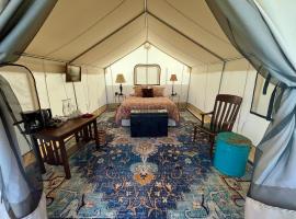 Zinnia Glamping Tent at Zenzen Gardens، فندق يسمح بالحيوانات الأليفة في Paonia