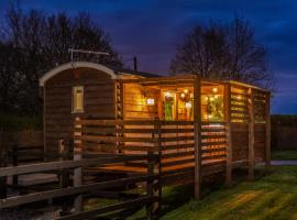 Hillside View Shepherds Hut - Ockeridge Rural Retreats, hotel u gradu 'Little Witley'