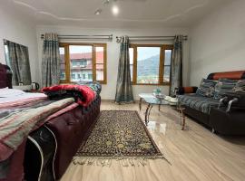 Hotel Crescent, ξενοδοχείο στο Σριναγκάρ