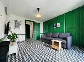 DnN - Retro 1BR, center Thiers - Netflix, wifi, parking - near Vichy, Clermont, Lyon - 4 peoples, hotel in Thiers