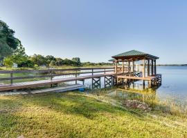 Lakefront Tavares Cabin with Deck, Patio and Dock!, cabaña o casa de campo en Tavares