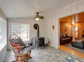 Family-Friendly Center Ossipee Cabin with Fire Pit!, villa sihtkohas Center Ossipee