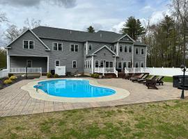9 Bedroom Saratoga Retreat, Heated Pool, HotTub On 10 Acres By Track, Town, SPAC, Hiking, Ski, Golf, & Saratoga Lake, cottage in Saratoga Springs