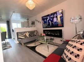 Milton Keynes Luxury Short Stay House with WIFI and Free Parking