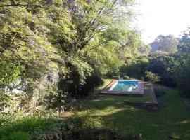 casa en las sierras piscina y rio cerca