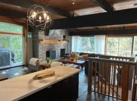 Large & Cozy Updated Chalet!! With Mountainviews!! HOT TUB