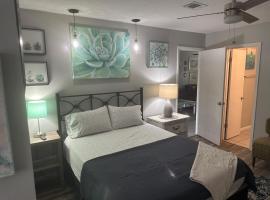 Destin-y 30A Beach Retreat Self Checkin - Huge Private Backyard Deck with Outdoor Shower, cabaña o casa de campo en Santa Rosa Beach