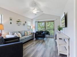 Beach Place at True Blue - Close to the beach!, hotel Pawleys Islandben