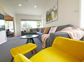 Doncaster Renovated 5BD/4BR Brick Home Parking WiFi, hotell i Doncaster