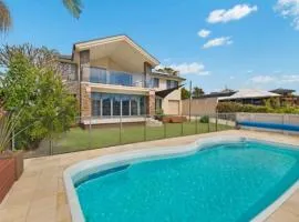 Tranquil Lagoon - Waterfront Luxury