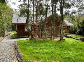 Cabaña del bosque con estero, casa de campo em Curiñanco