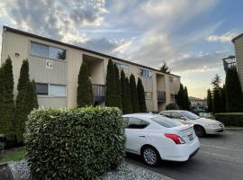 Shared Space with Private room in Beautiful Lakefront Apartment, hotel cerca de The Commons at Federal Way, Federal Way
