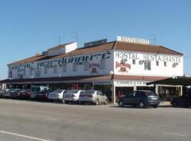 Hostal Carlos III, guest house in Aldea Quintana