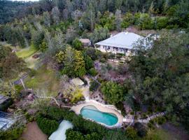 Capers Cottage and Barn Accommodation, guest house in Wollombi