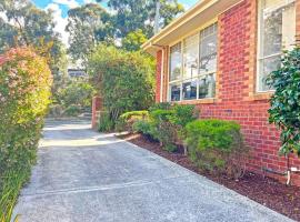 Charming Convenient 2BR Compact House Ringwood, hotel in Ringwood