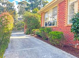 Charming Convenient 2BR Compact House Ringwood, hotel em Ringwood