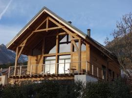 Chalet contemporain sur les hauteurs du lac de Serre-Ponçon: Puy-Saint-Eusèbe şehrinde bir otel